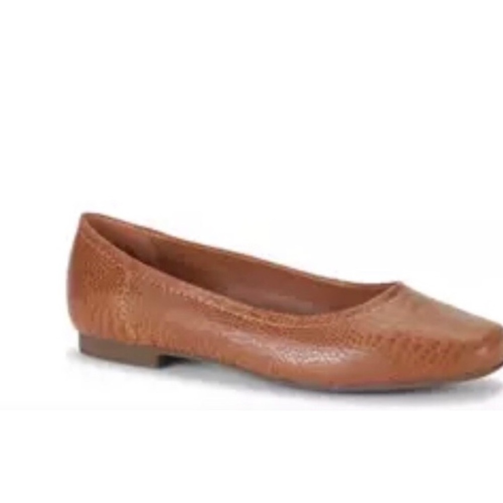 NWT  Kim Rogers Women's Tan Flats  
Size 10W - Picture 2 of 8